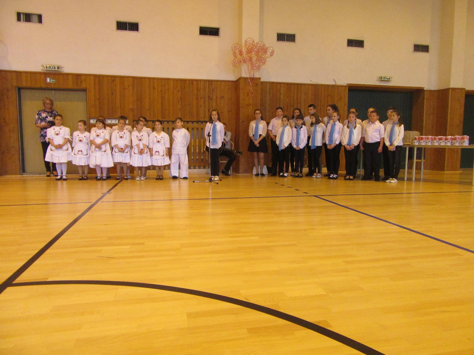 Fotogaléria Az Erdélyi János MTNY Alapiskola ünnepélyes beiratására 2019.április 28-án került sor, ahová szeretettel várták nagycsoportosainkat. A gyerekek támogatók jóvoltából sok-sok ajándékkal tértek haza. A Rákóczi Szövetség idén iskolatáskával ajándékozta meg a (7) Az Erdélyi János MTNY Alapiskola ünnepélyes beiratására 2019.április 28-án került sor, ahová szeretettel várták nagycsoportosainkat. A gyerekek támogatók jóvoltából sok-sok ajándékkal tértek haza. A Rákóczi Szövetség idén iskolatáskával ajándékozta meg a